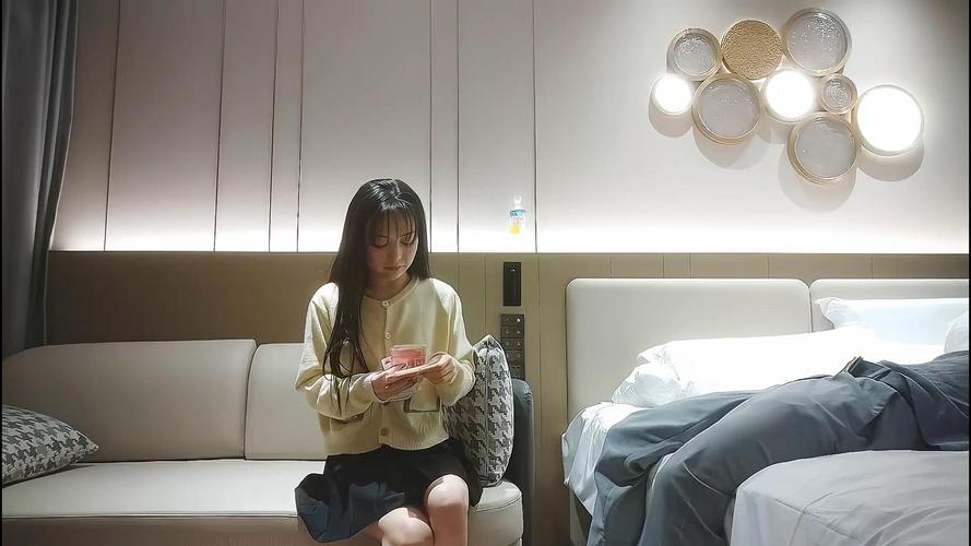 一边摸一边做一边亲的相关介绍