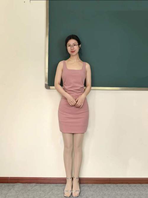 操了美女老师的相关介绍