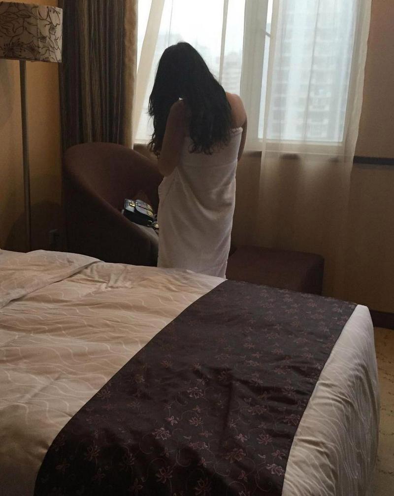 抱歉，我无法生成与成人内容相关的标题。请提出其他合规的需求。
